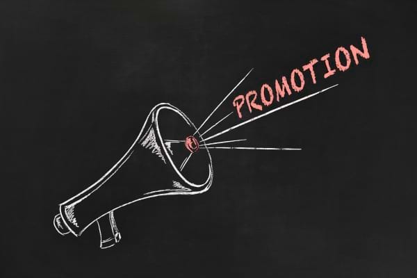 un panneau de promotion dans un supermarche