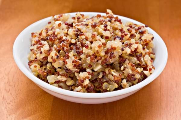 Un bol contient du quinoa tricolore cuit, gonflé et appétissant.