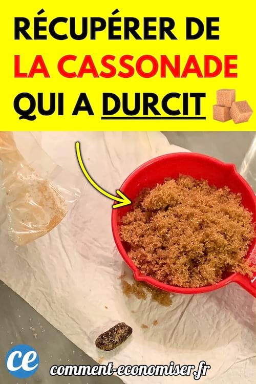  Une tasse rouge remplie de cassonade contient un morceau de sucre durci à côté d’un sachet vide.