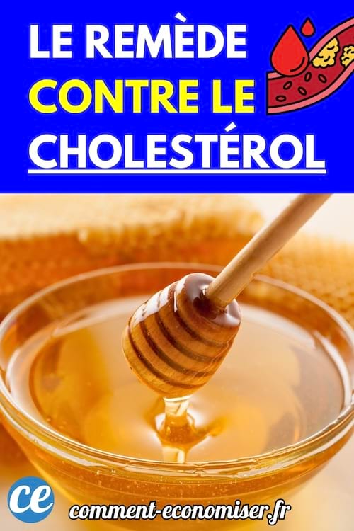 Un pot de miel liquide avec une cuillère en bois plongée dedans.