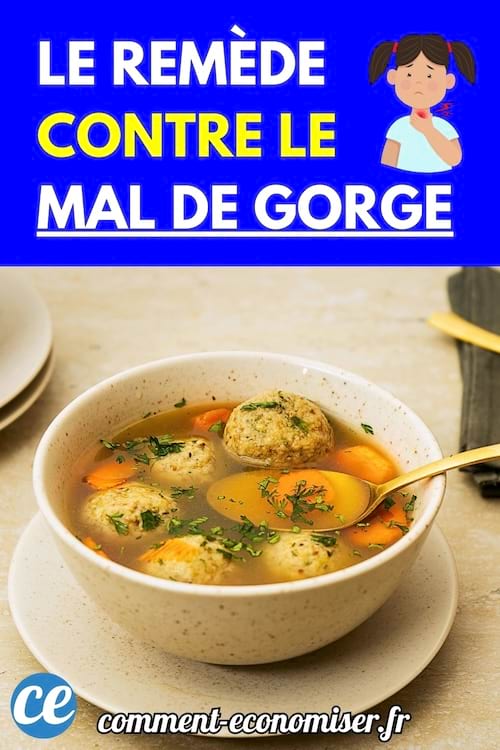 Un bol de soupe chaude avec boulettes et légumes posé sur une table avec cuillère dorée.