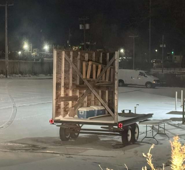 Remorque transportant un meuble en pleine nuit.