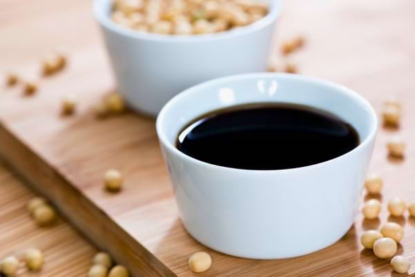 Sauce soja dans un pot.