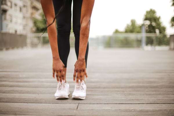 Femme qui fait du sport.