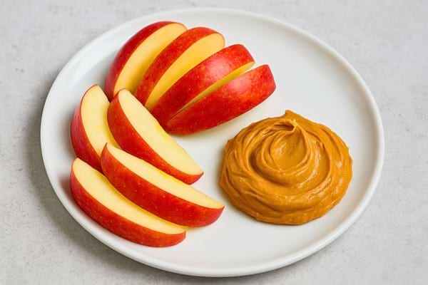 Tranches de pomme avec du beurre de cacahuète.