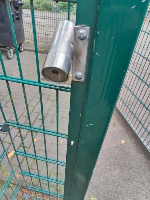 Un verrou pour sécuriser un local poubelle