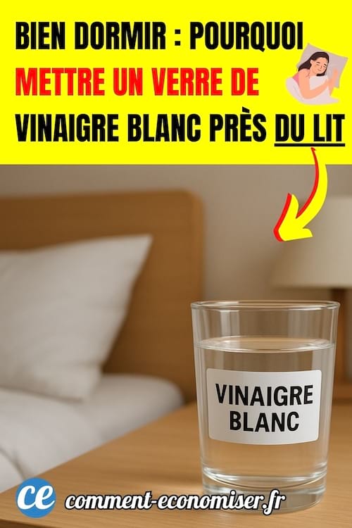 Un verre de vinaigre blanc posé sur une table de chevet près d'un lit