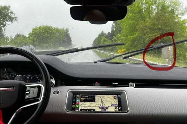 Radar fixe visible sur le bord droit de la route détecté par Waze.