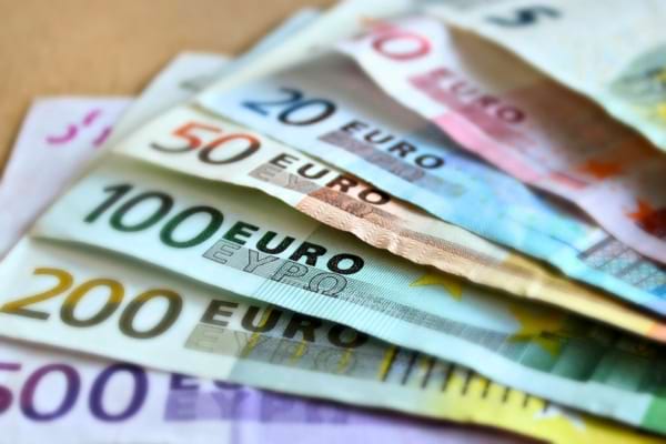Billets d’euros de différentes valeurs étalés en éventail.