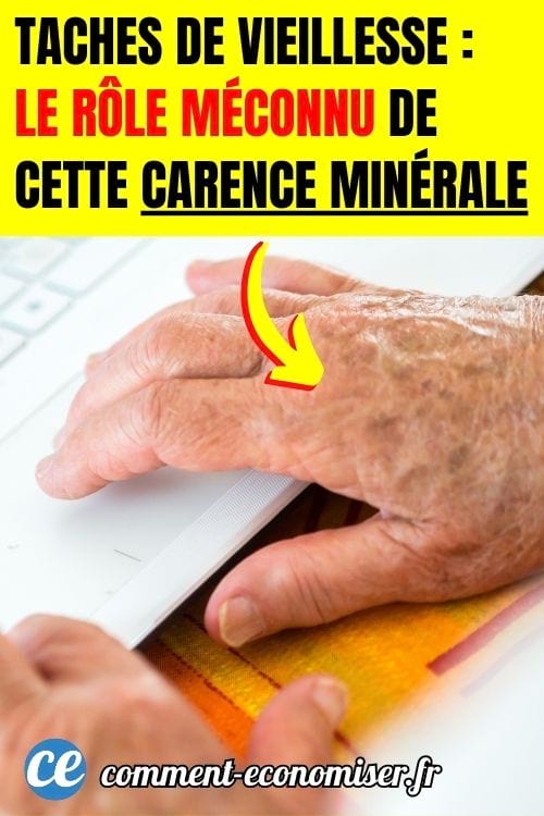 Des mains avec des taches de vieillesse devant un clavier d'ordinateur