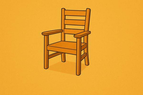 Une chaise en bois orange au design classique.