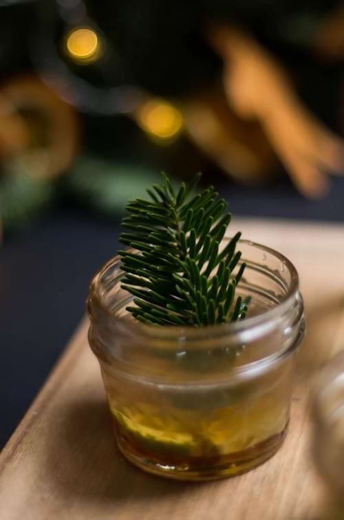 un cocktail à base de rhum charrette et de sapin