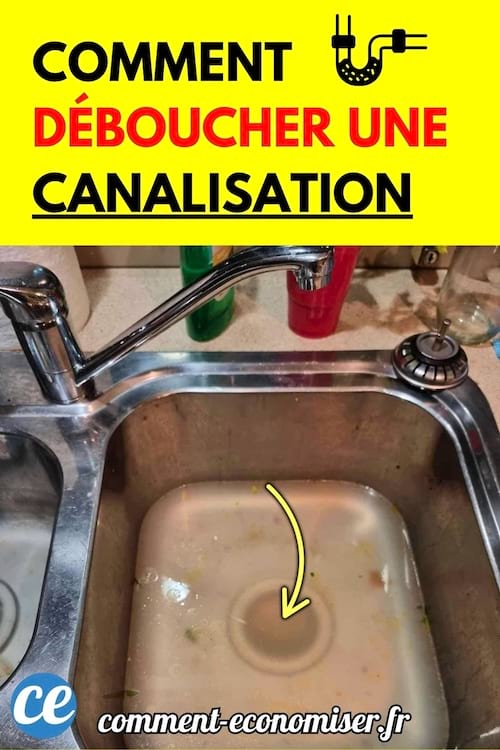 Un évier bouché rempli d’eau stagnante et sale à déboucher.