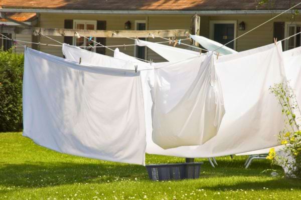 Draps blancs propres séchant dehors.