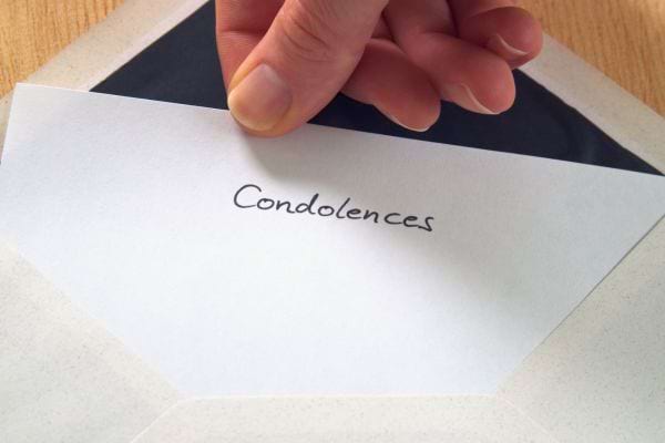 Une enveloppe blanche marquée « condoléances ».