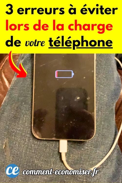 Un iPhone qui est connecté au chargeur sur le genou d'un homme