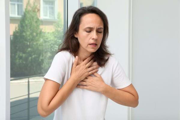 Femme souffrant de douleur thoracique.