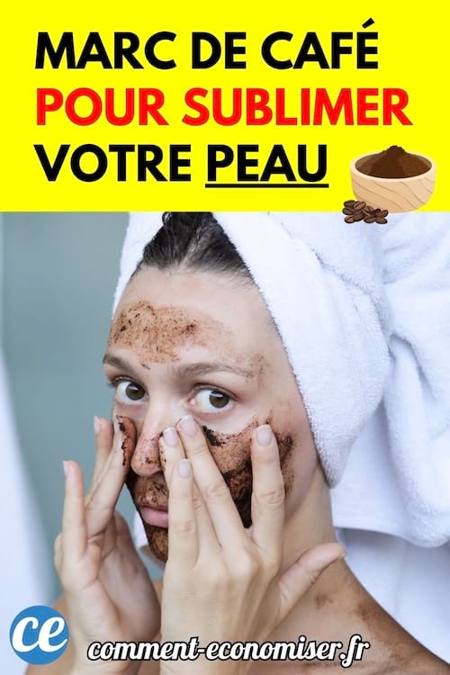 Une femme avec une serviette sur la tête appliquant du marc de café sur son visage.
