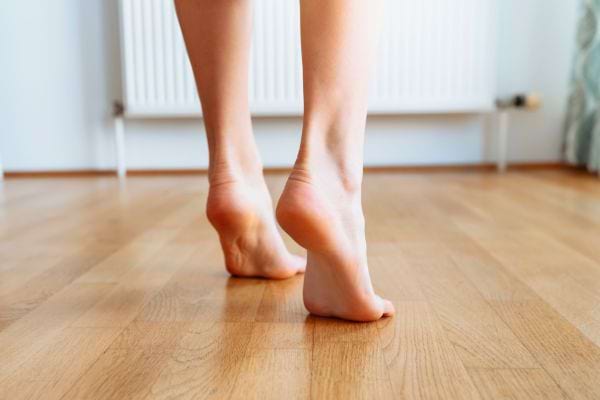 Une personne marche sur la pointe des pieds à l’intérieur.