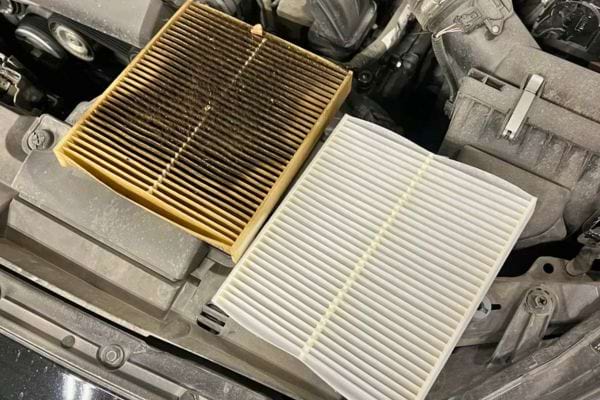Un filtre propre et un filtre encrassé côte à côte dans le moteur.