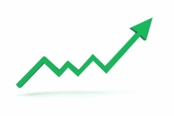 Flèche verte en zigzag pointant vers le haut, symbole de croissance ou de progression.