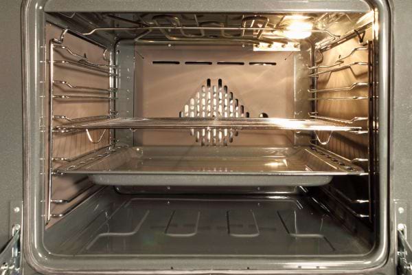 Intérieur d’un four propre et vide.