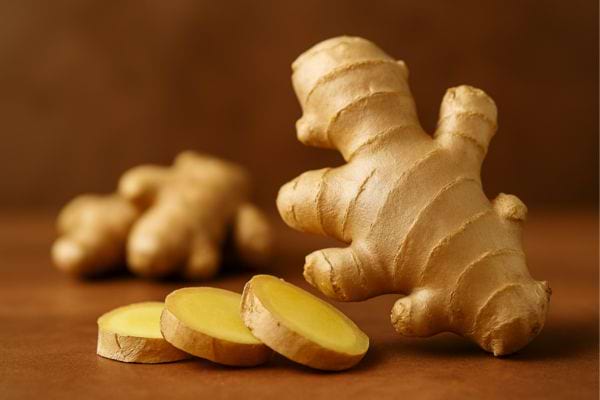 Racine de gingembre fraîche tranchée.