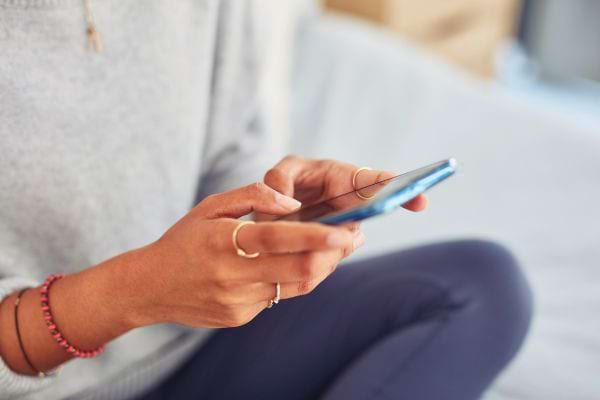 Une femme utilise un téléphone portable.