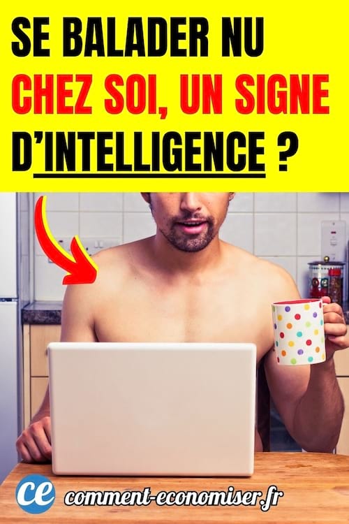 un homme torse nu assis dans sa cuisine devant son ordinateur avec une tasse de café