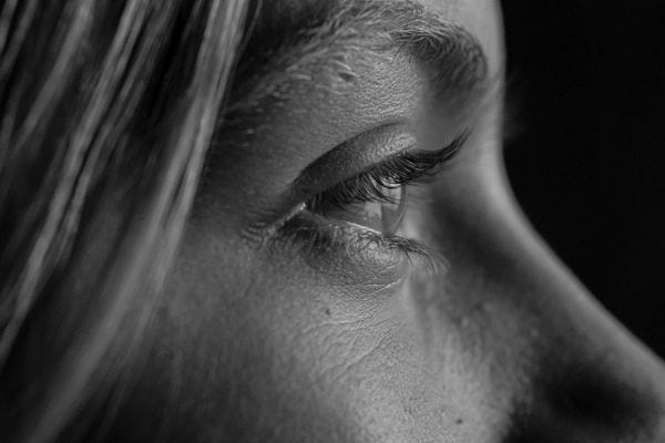 Gros plan en noir et blanc sur un &oelig;il regardant au loin.