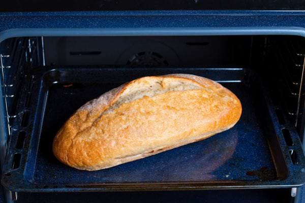 Un pain doré cuit dans un four.