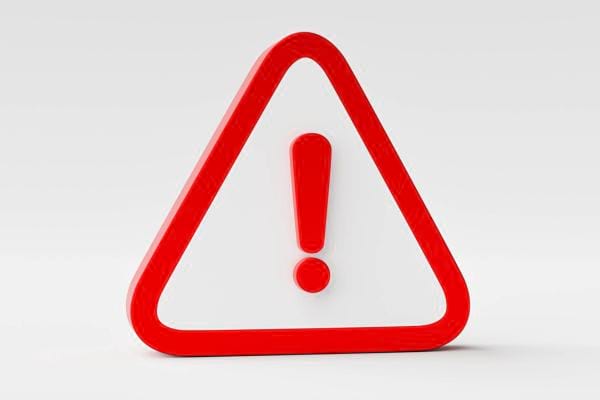 Un panneau triangulaire rouge avec un point d’exclamation blanc.