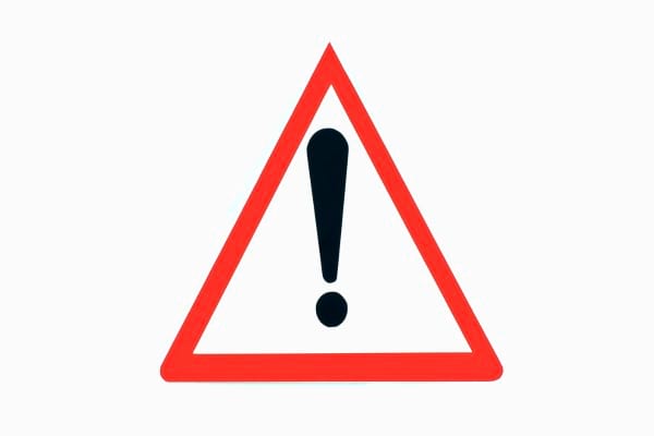 Un panneau triangulaire rouge avec point d’exclamation pour signaler un danger ou une mise en garde importante.