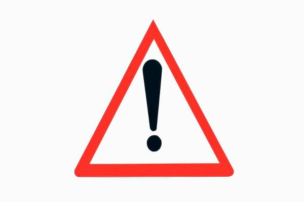 Un panneau triangulaire rouge avec un point d’exclamation noir au centre, signalant un avertissement ou un danger.