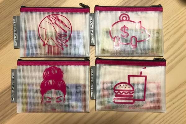 Quatre pochettes transparentes avec des dessins représentant différents budgets.