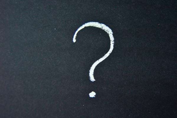 Point d&rsquo;interrogation blanc dessin&eacute; sur fond noir.
