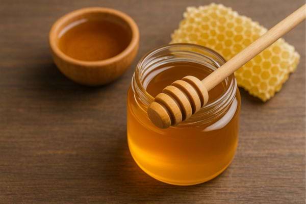 Pot de miel pur avec rayon de cire.