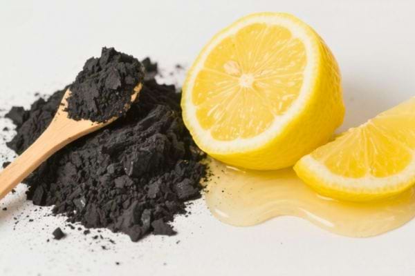 De la poudre de charbon à côté de tranches de citron frais.