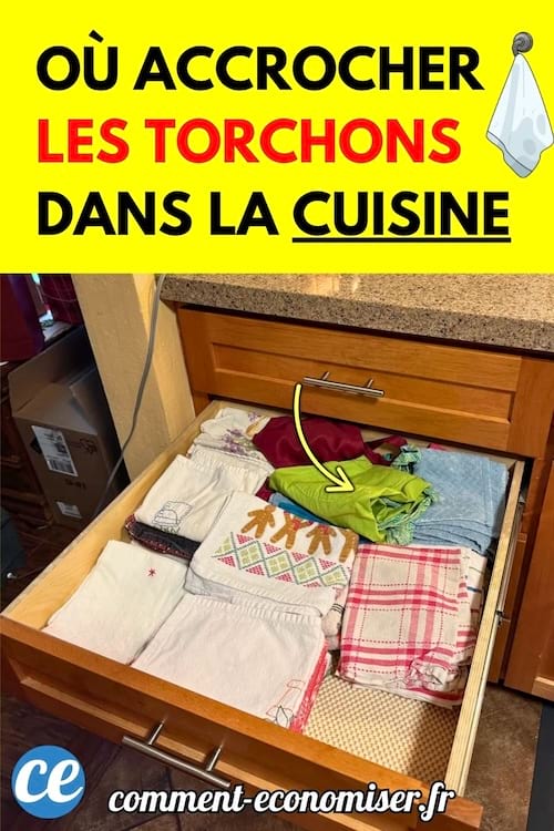 Un tiroir de cuisine rempli de torchons pliés de différentes couleurs.