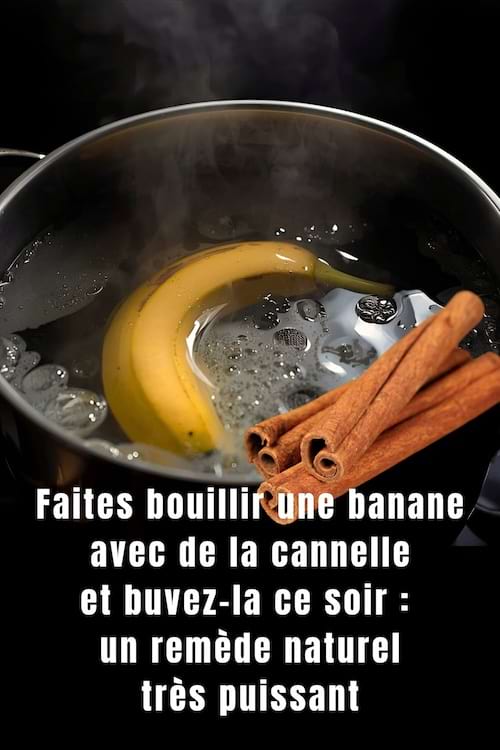 une banane qui cuit dans une casserole d'eau bouillante avec de la cannelle
