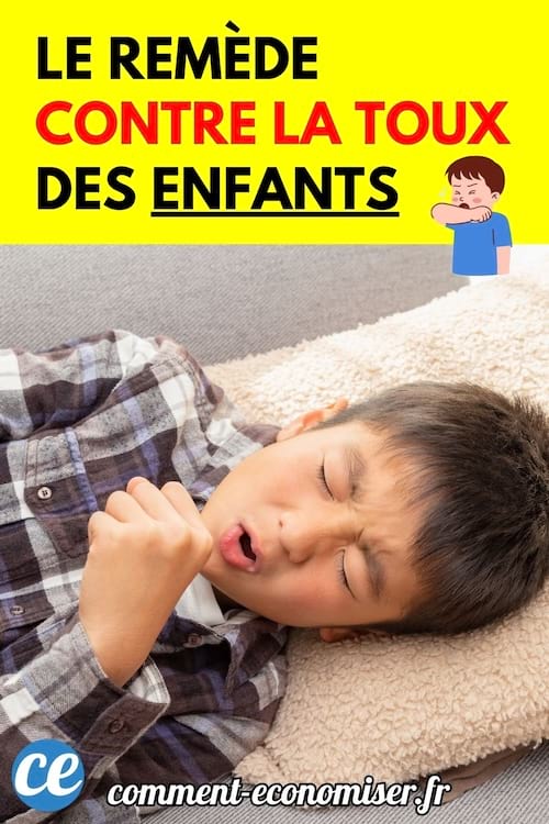 Un enfant couché tousse fort en se couvrant la bouche.