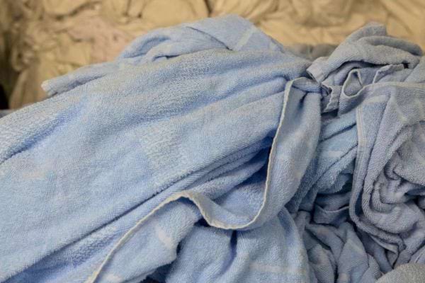 Serviettes sales bleues froissées.