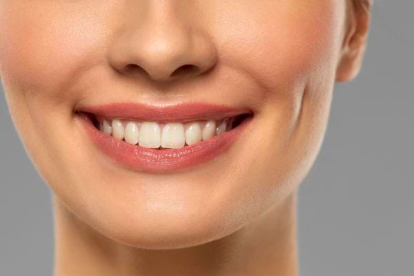 Un sourire féminin révèle des fossettes charmantes sur les joues.