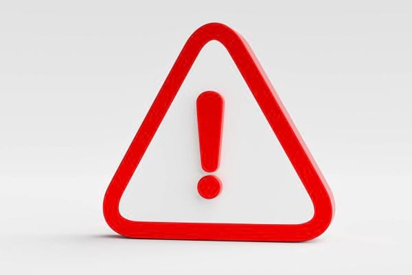 Un panneau triangulaire rouge avec un point d’exclamation au centre.