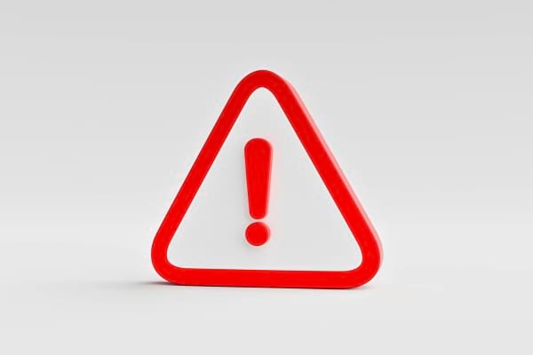 Un panneau triangulaire rouge avec un point d’exclamation blanc au centre.