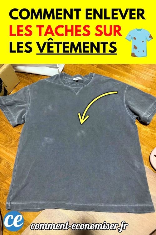 Un t-shirt gris étalé sur le sol en bois avec des traces visibles.
