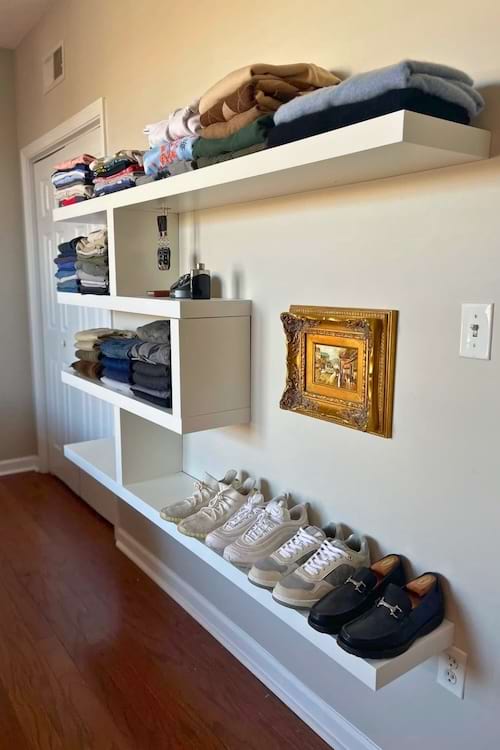 Meuble bas transformé en bibliothèque de rangement.