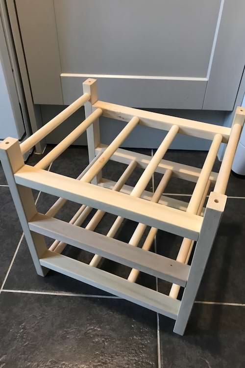 Support pour bouteilles utilisé de manière astucieuse comme range-chaussures.