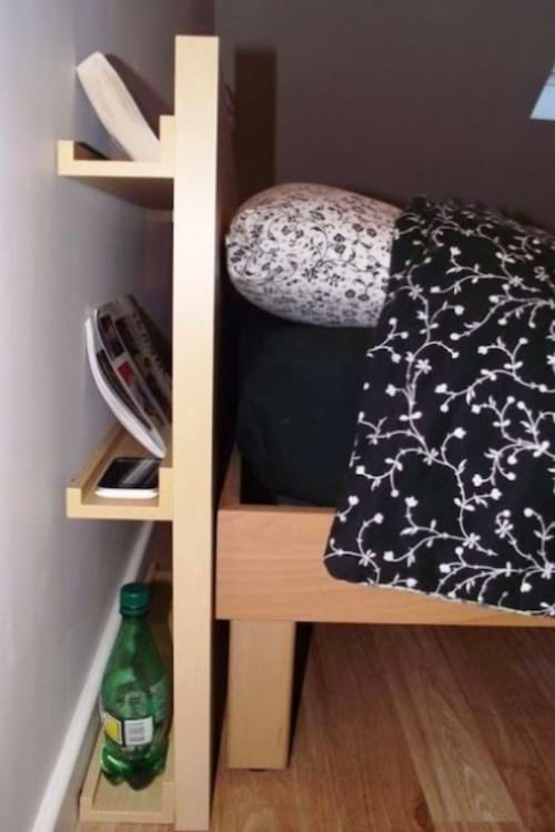 Le rebord Ribba fixé à une tête de lit pour créer un coin lecture.