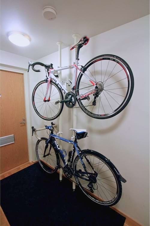 Un poteau Stolmen qui supporte des vélos.